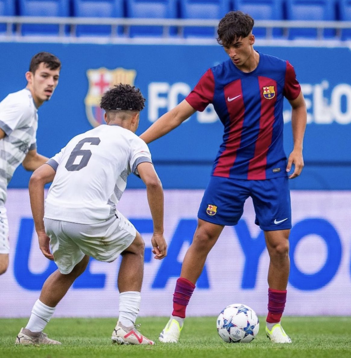 برشلونة يحسم مستقبل موهبته