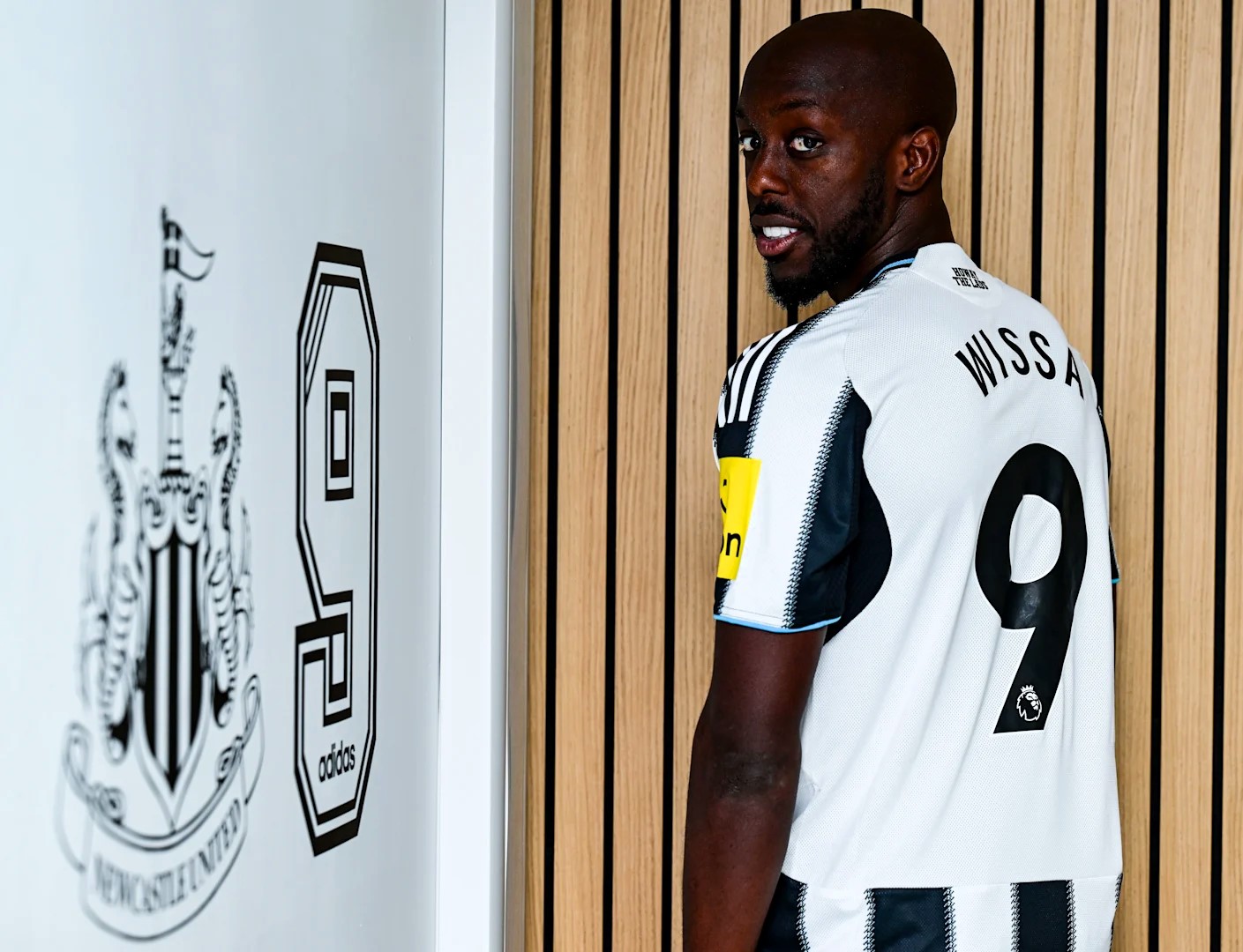 فيفا يتحمل راتب مهاجم نيوكاسل لمدة 7 أسابيع 