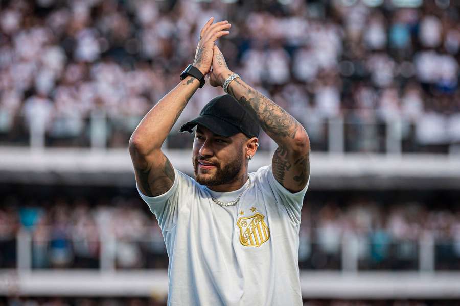  نيمار يطلب من الهلال 63 مليون يورو 