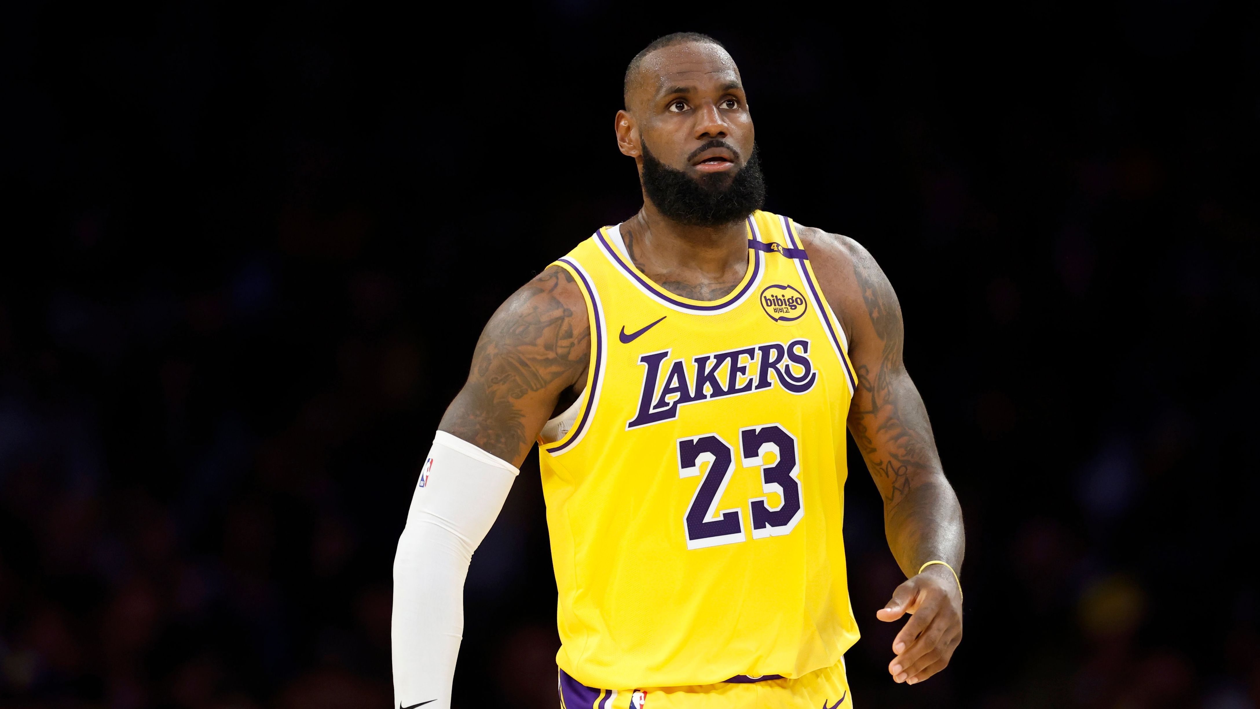 جيمس يمدد عقده مع ليكرز مقابل 52.6 مليون دولار