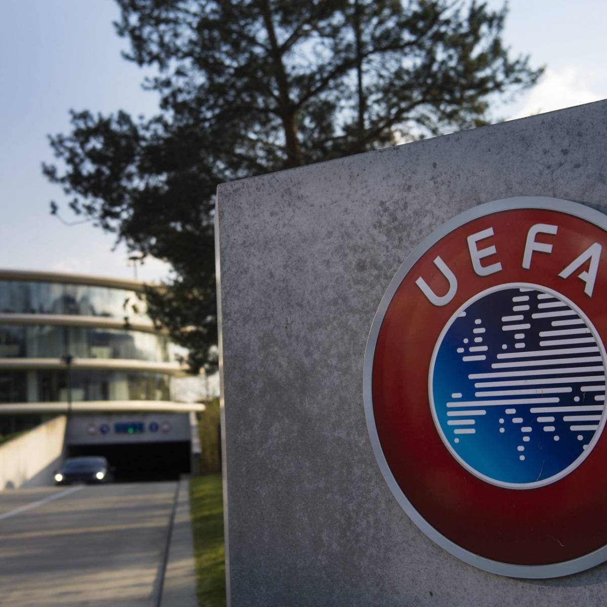 211 مليون غرامات على 6 أندية أوروبية 