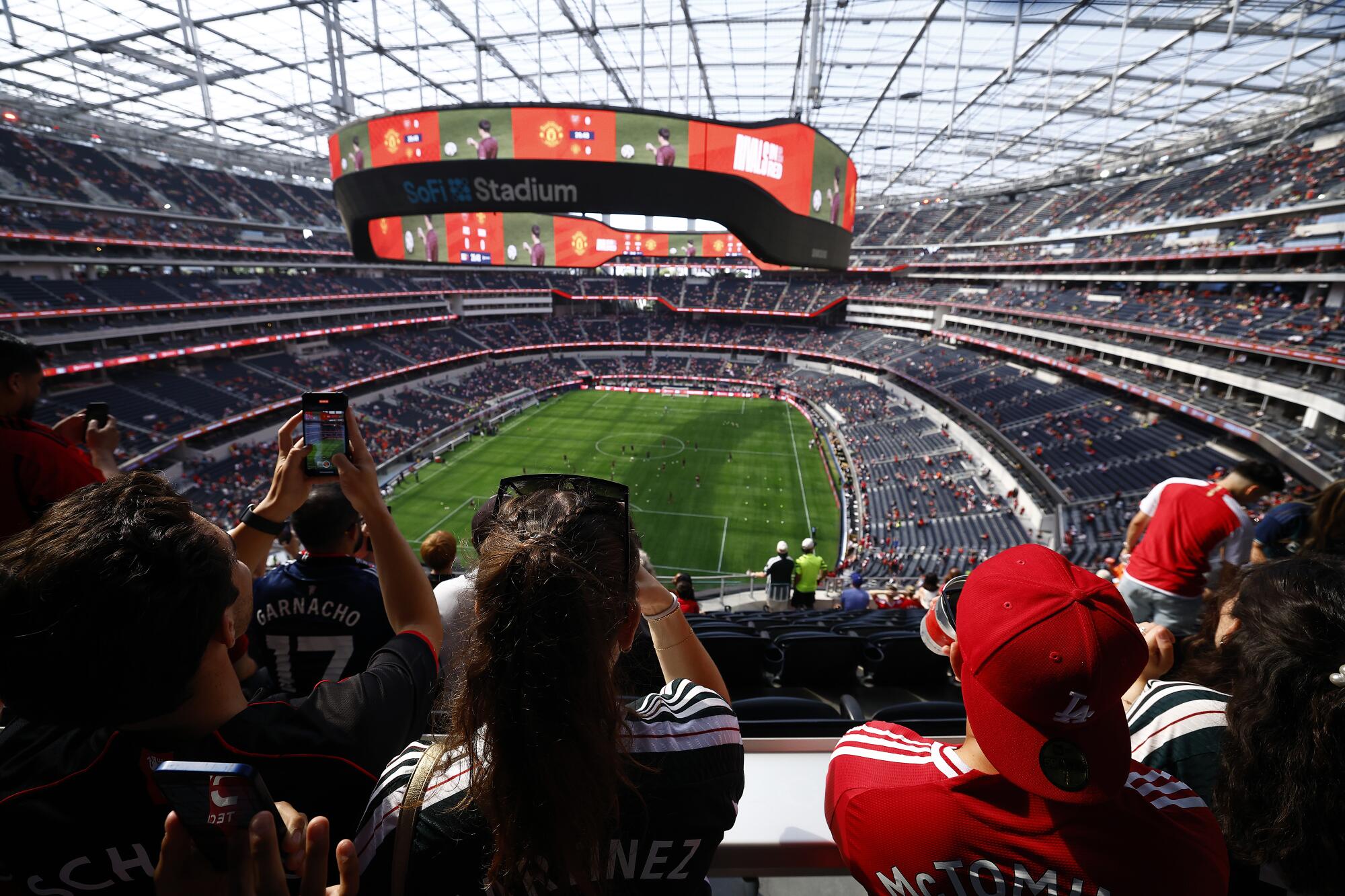  الأسعار تحرم المشجعين من مدرجات المونديال