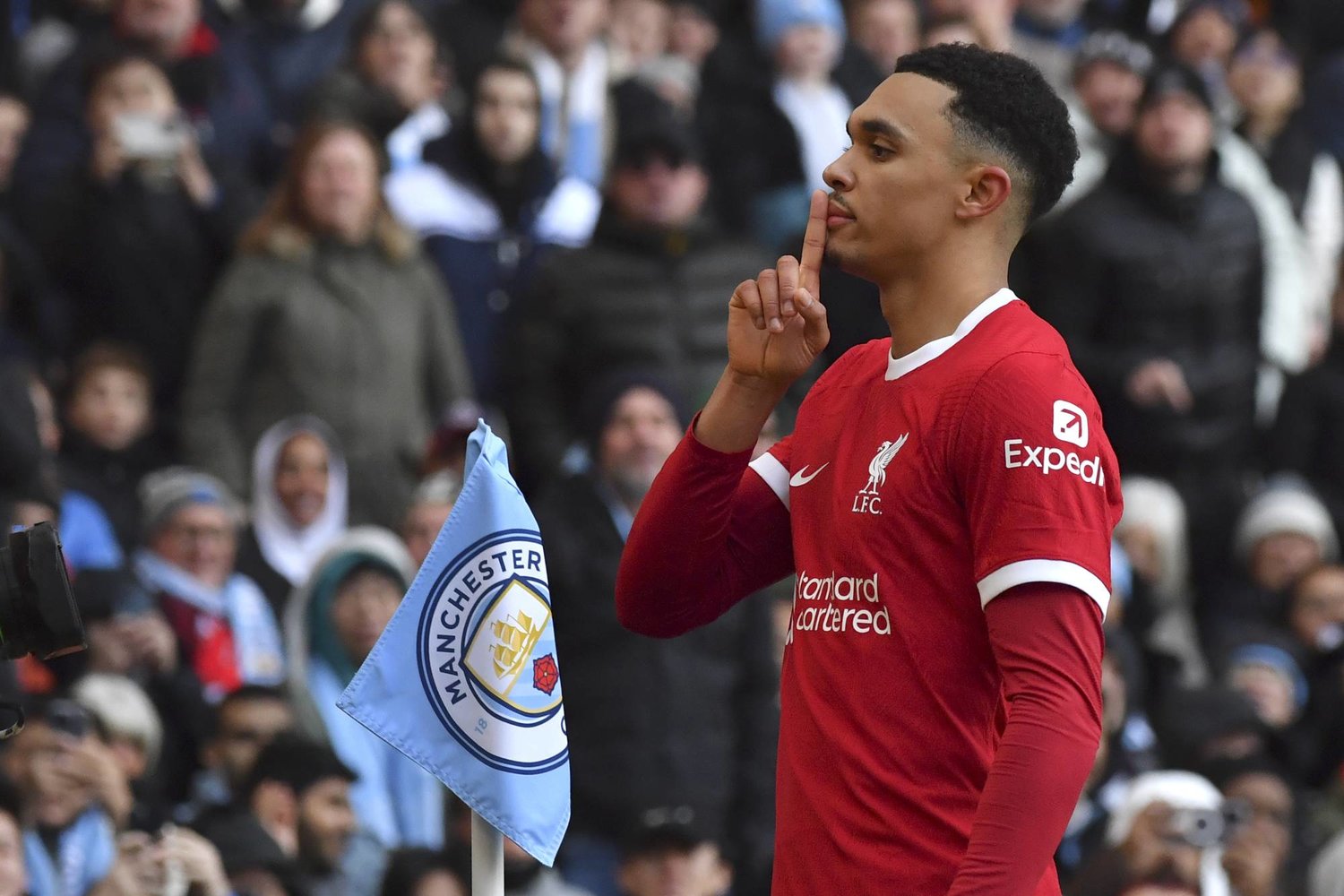 ألكسندر أرنولد يقدم 100 مليون يورو لشراء نادٍ فرنسي
