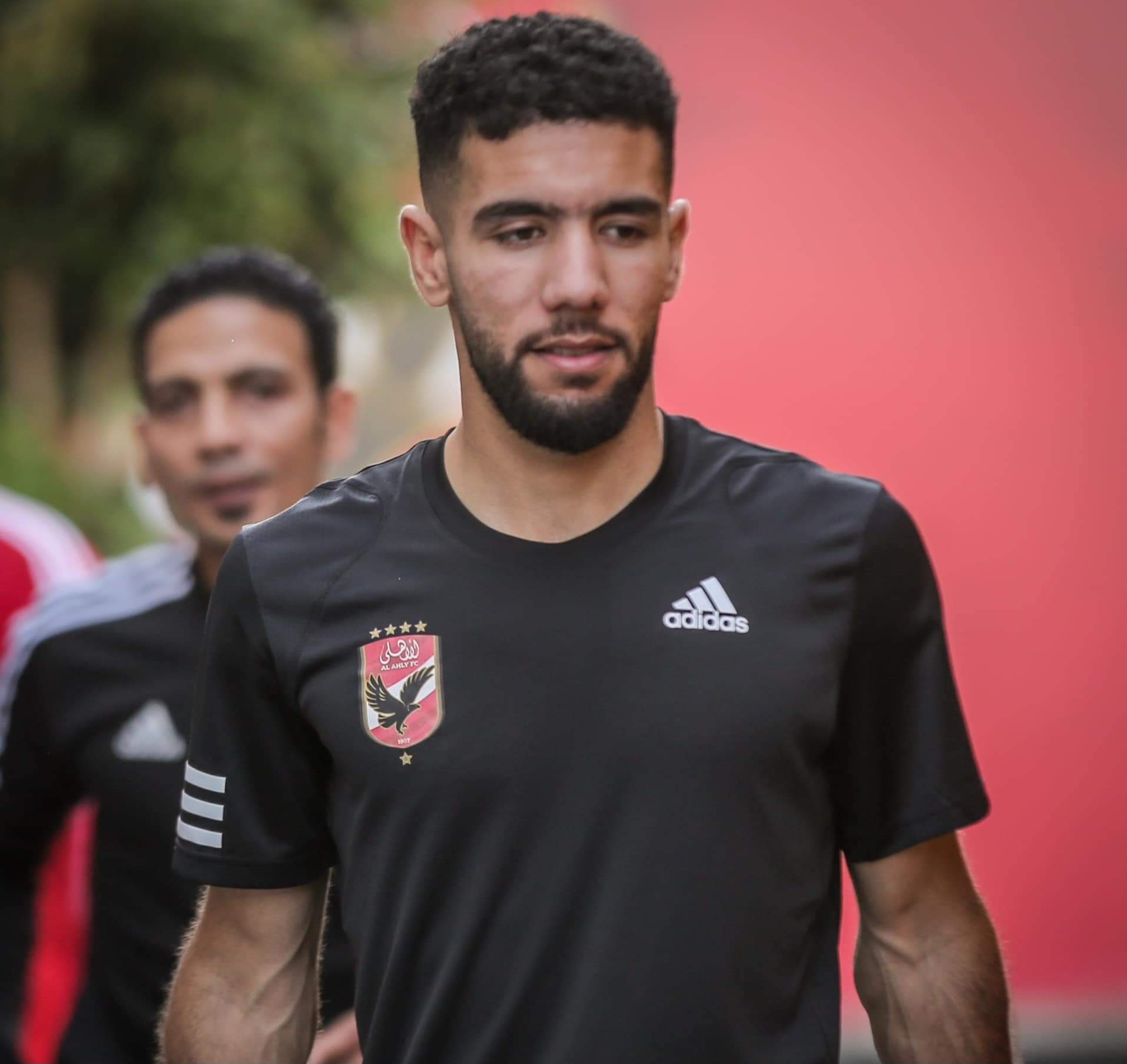 الأهلي يبيع قندوسي لسيراميكا مقابل 700 ألف دولار