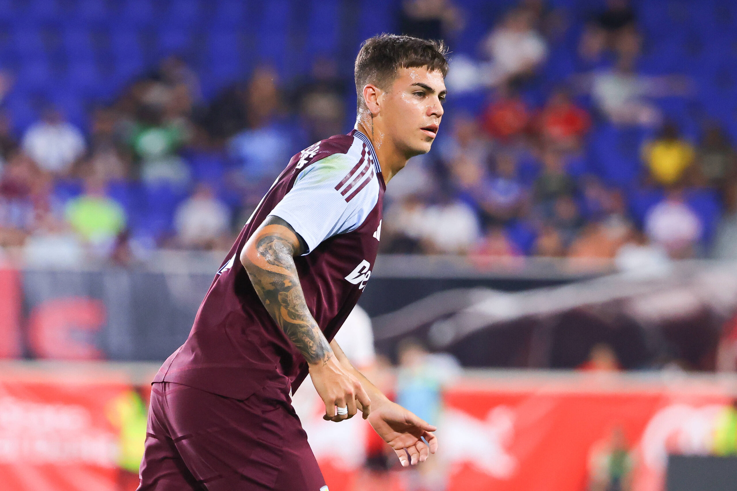 أستون فيلا يقترب من بيع إنزو بارينيشيا إلى بنفيكا 