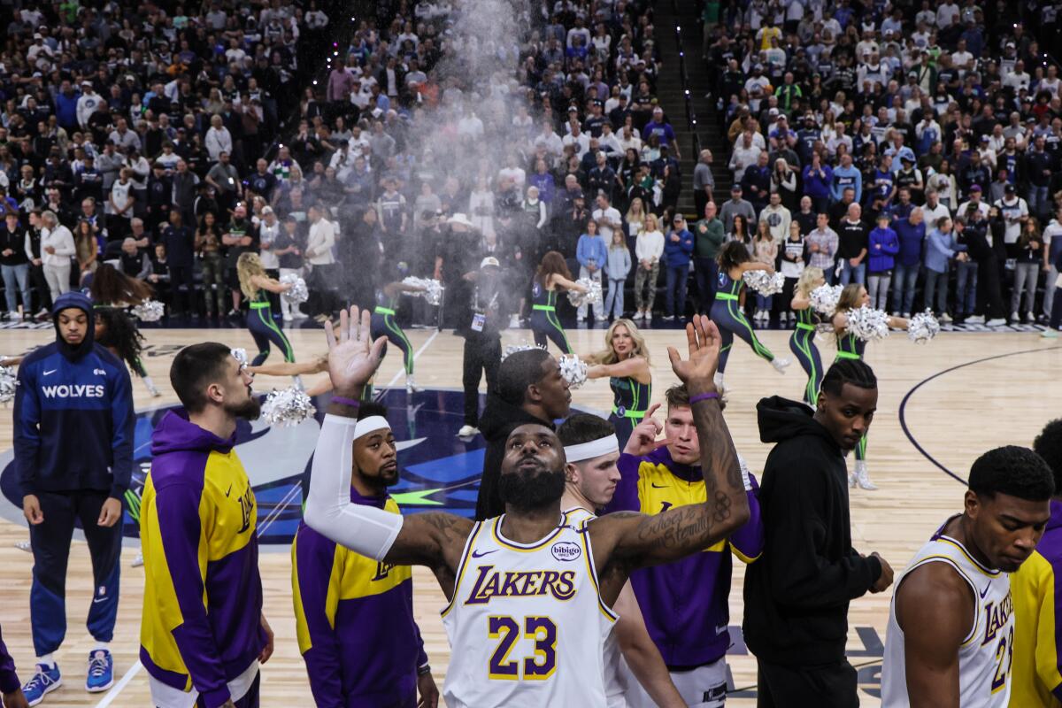 عائلة باس تؤكد بيع لوس أنجلوس ليكرز مقابل 10 مليارات دولار