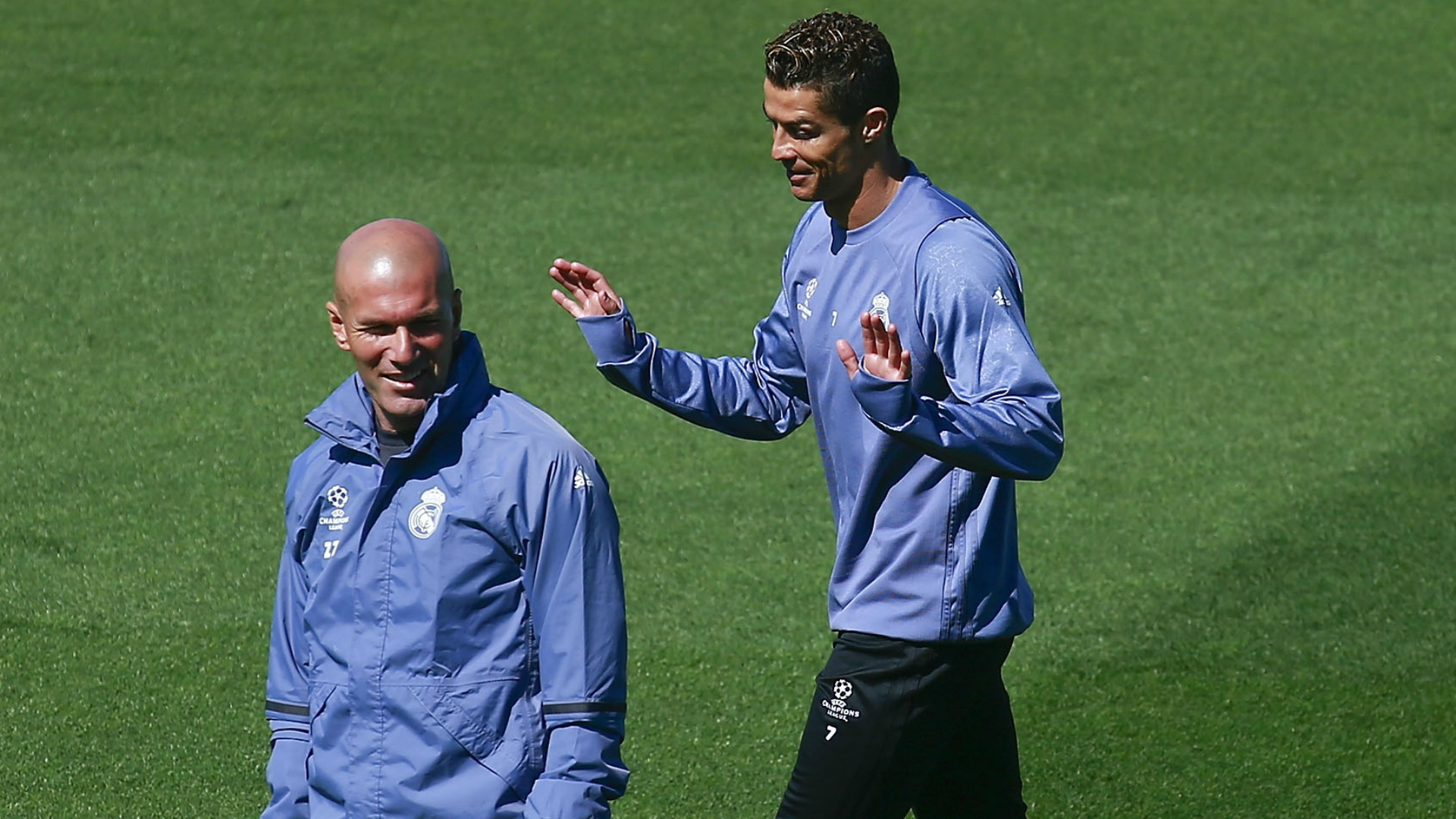 ريال مدريد يطرح متعلقات رونالدو وزيدان للبيع