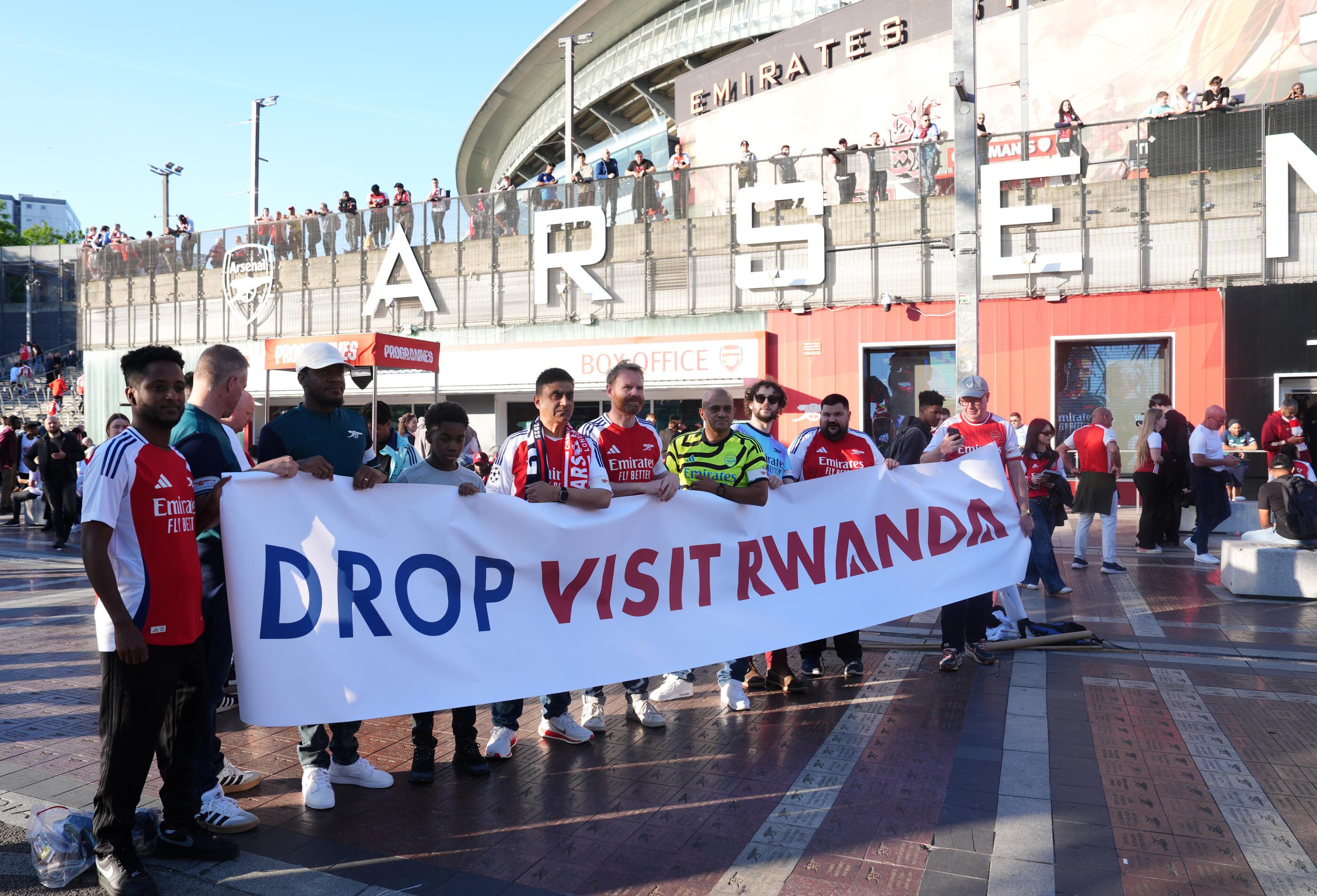 آرسنال يقرر عدم تجديد "زوروا رواندا" على الأكمام 